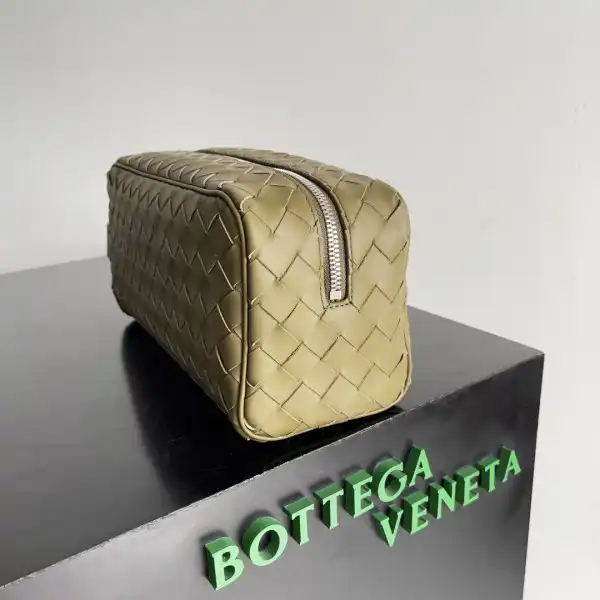 Hyper Peter Bottega Veneta  Intrecciato Leather Wallet-On-Strap 0123