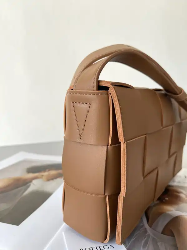 Hyperpeter BOTTEGA VENETA CASSETTE 0123