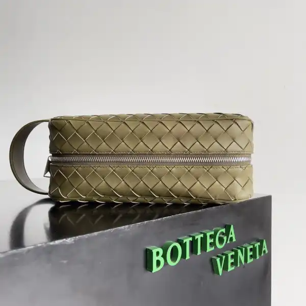 Hyper Peter Bottega Veneta  Intrecciato Leather Wallet-On-Strap 0123