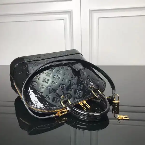 Hyper Peter LOUIS VUITTON ALMA PM 0131