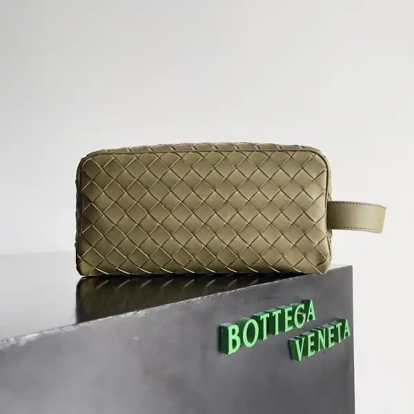 Hyper Peter Bottega Veneta  Intrecciato Leather Wallet-On-Strap 0123