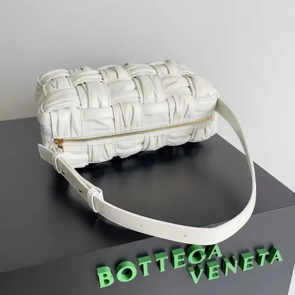 Hyper Peter BOTTEGA VENETA BRICK CASSETTE 0123