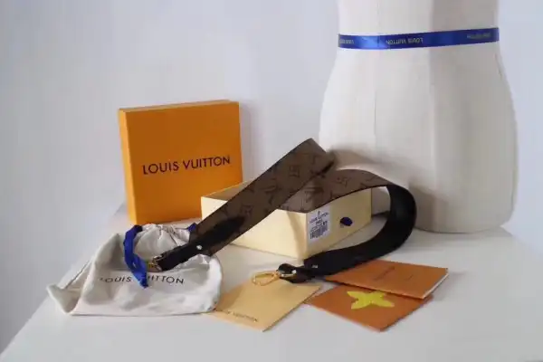 Hyperpeter Louis Vuitton BANDOULIERE XL 0129