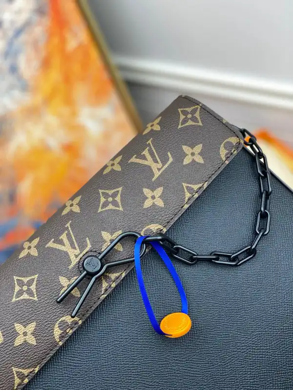 Hyper Peter LOUIS VUITTON POCHETTE VOYAGE STEAMER 0125