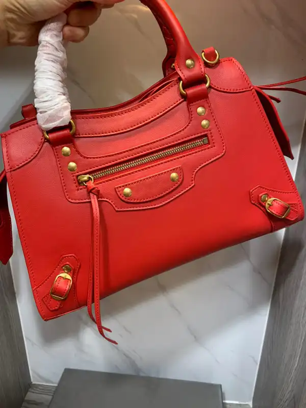 Hyper Peter BALENCIAGA NEO CHANELASSIC SMALL TOP HANDLE BAG 0130