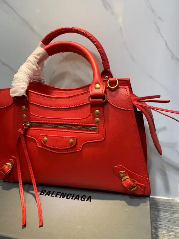 Hyper Peter BALENCIAGA NEO CHANELASSIC SMALL TOP HANDLE BAG 0130