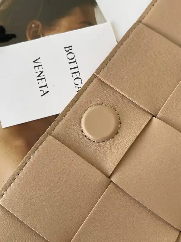 Hyper Peter BOTTEGA VENETA CASSETTE 0202