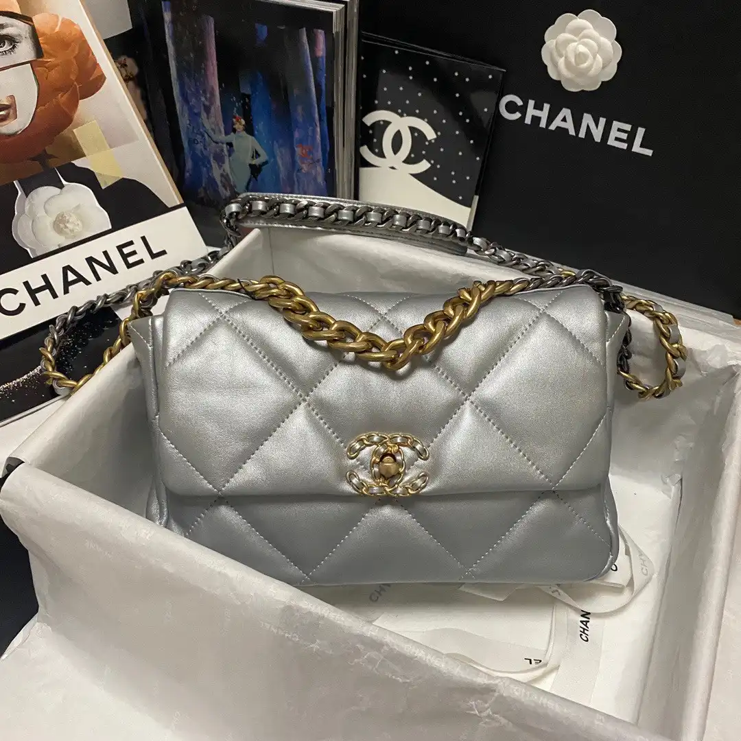 Hyper Peter CHANEL 19 FLAP BAG 0205