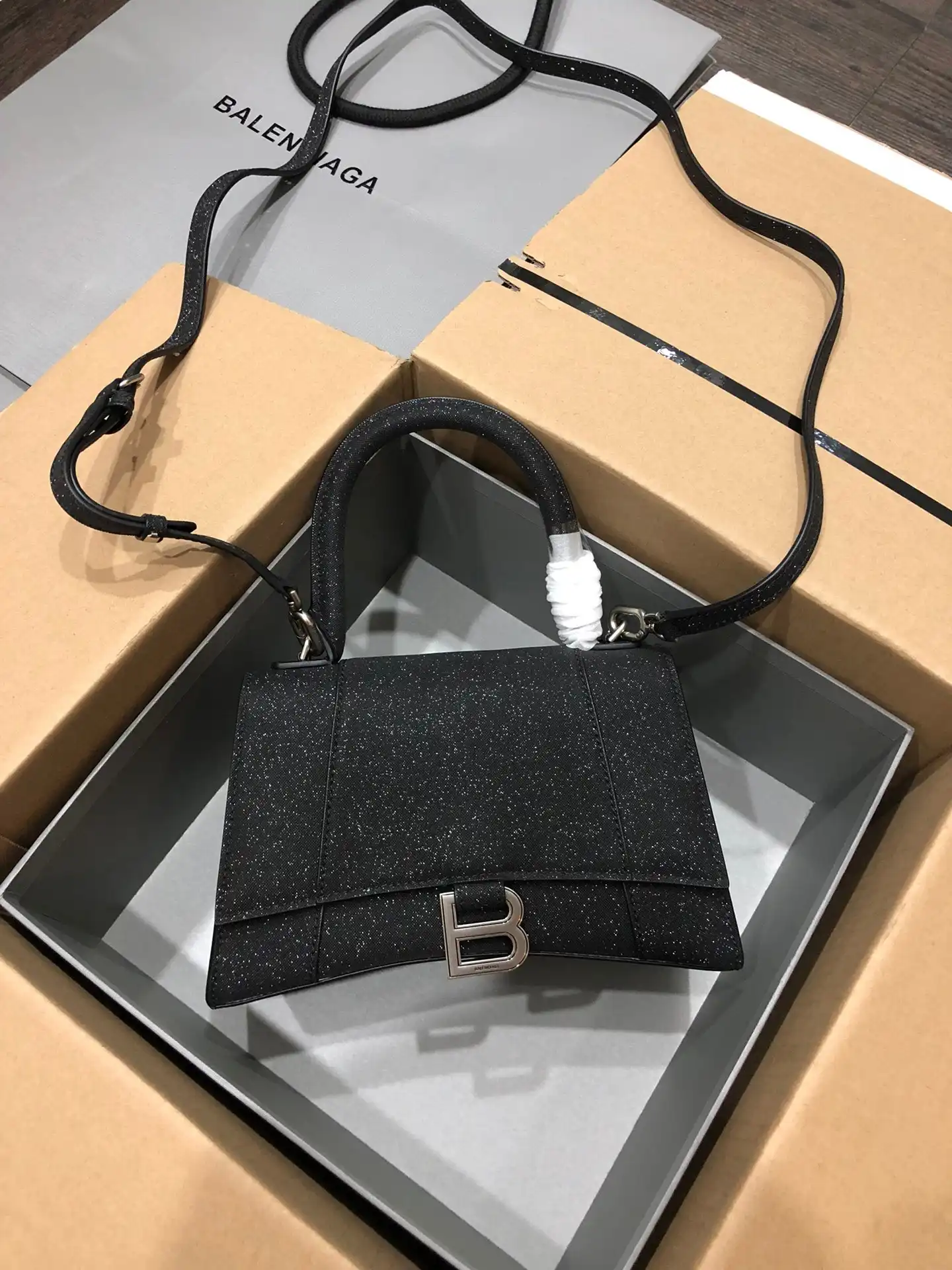 Hyperpeter BALENCIAGA HOURGLASS 0201