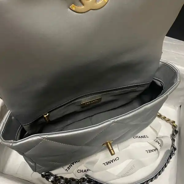 Hyper Peter CHANEL 19 FLAP BAG 0205