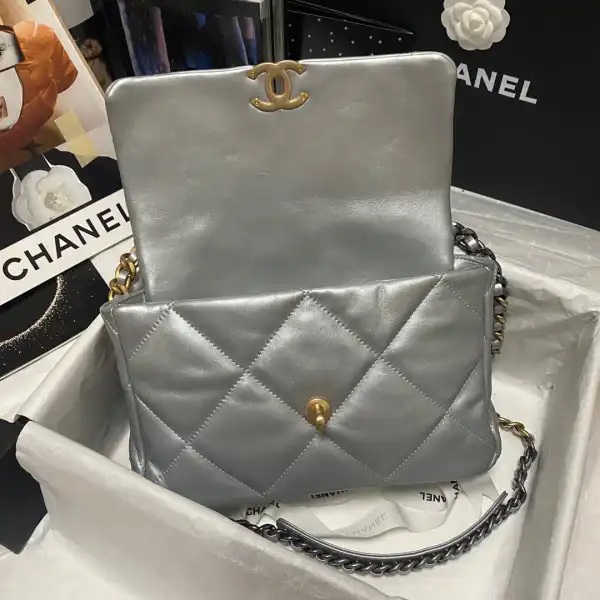 Hyper Peter CHANEL 19 FLAP BAG 0205