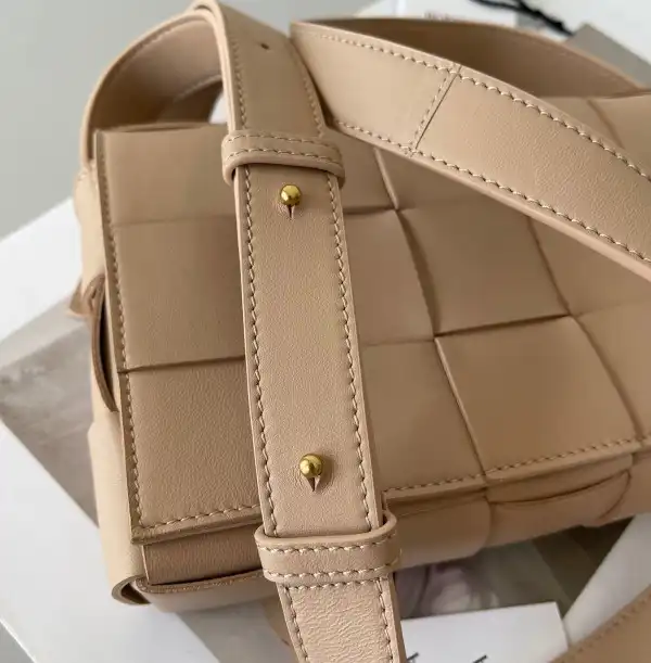 Hyper Peter BOTTEGA VENETA CASSETTE 0202