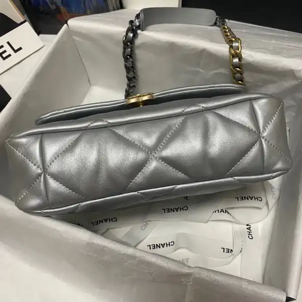 Hyper Peter CHANEL 19 FLAP BAG 0205