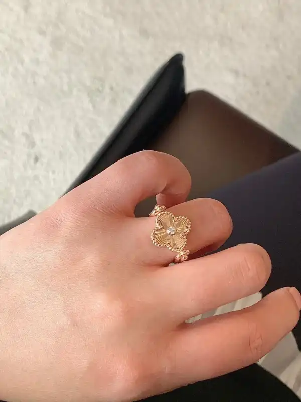 Hyperpeter Van CHANELeef & Arpels  Perlée Reversible Ring 0204