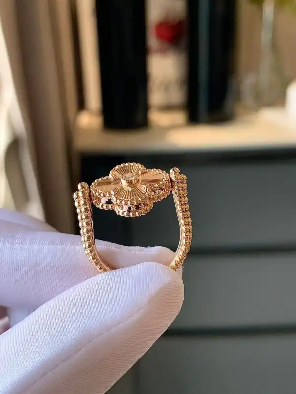 Hyperpeter Van CHANELeef & Arpels  Perlée Reversible Ring 0204