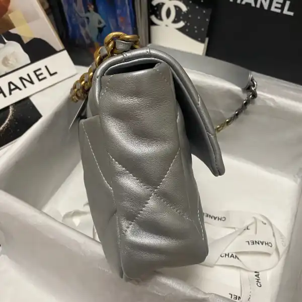 Hyper Peter CHANEL 19 FLAP BAG 0205