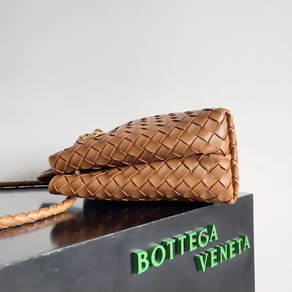 Hyperpeter BOTTEGA VENETA MEDIUM ANDIAMO 0202