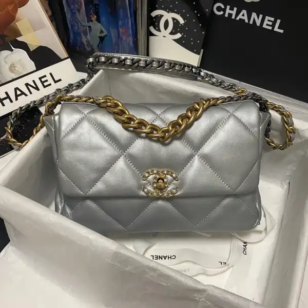 Hyper Peter CHANEL 19 FLAP BAG 0205