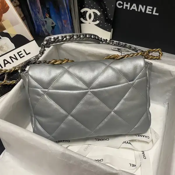 Hyper Peter CHANEL 19 FLAP BAG 0205