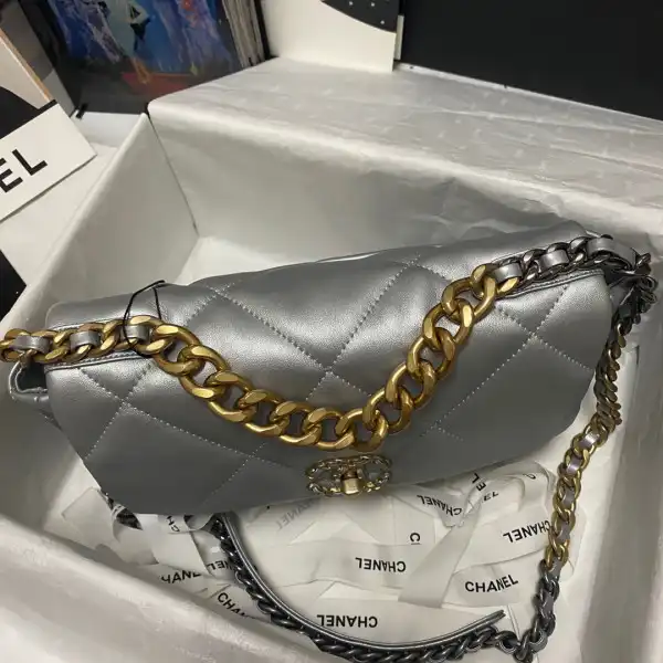 Hyper Peter CHANEL 19 FLAP BAG 0205